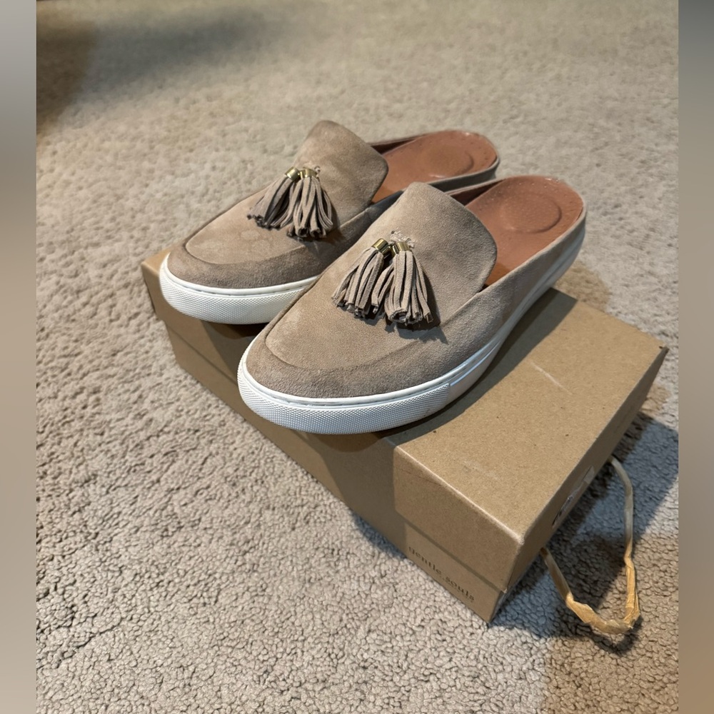 Woman’s Kenneth Cole suede mules